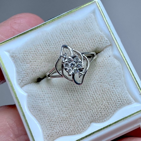 🌺14K White Gold and Diamond Ring - Picture 13 of 14